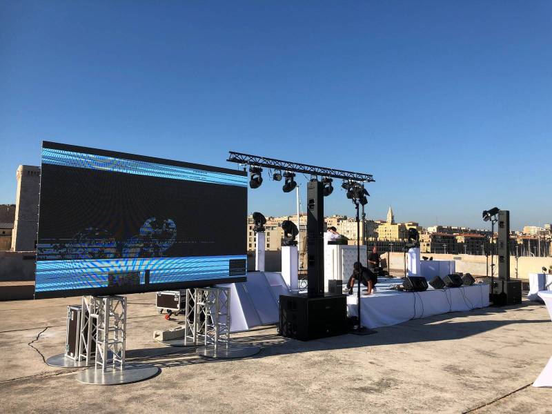 Prestataire audiovisuel pour l'installation d'écran LED géant plein jour à Marseille dans les Bouches du Rhône