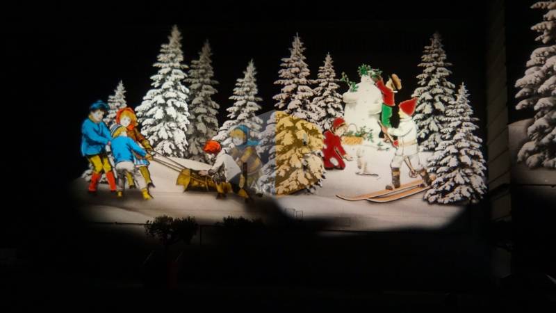 Projection lumineuse Mapplight sur le thème de Noël pour les fêtes de fin d'année à Saint Tropez dans le Var
