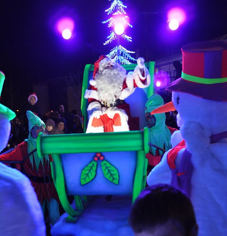 La Féerie de Noël parade de Noël déambulatoire  sous lumière noire à Toulon
