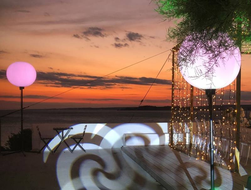 Location de ballons éclairants gonflables à led pour l'organisation d'événement  à St Tropez dans le Var