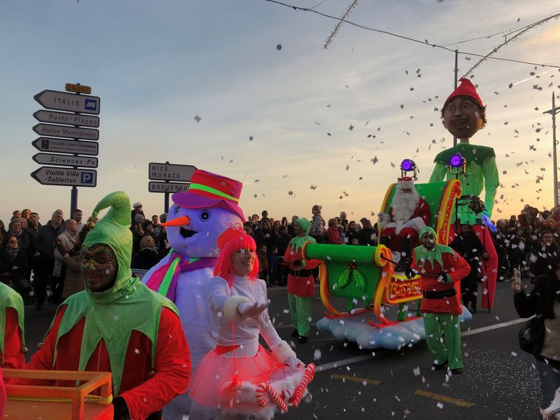 recherche parade de noel déambulatoire sous lumière noire à marseille dans les bouches du rhône
