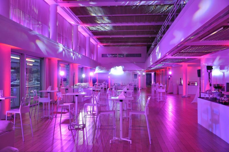 Décoration avec mise en lumière pour soirée de mariage à Cannes