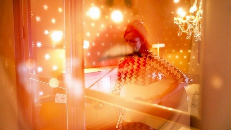 Chanteuse guitariste pour soirée événementielle et mariage à Cannes