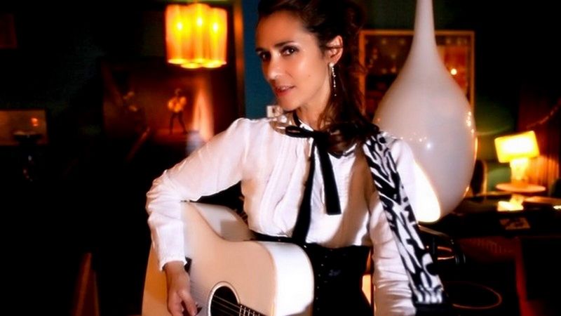 Chanteuse guitariste pour soirée privée et mariage à St Tropez