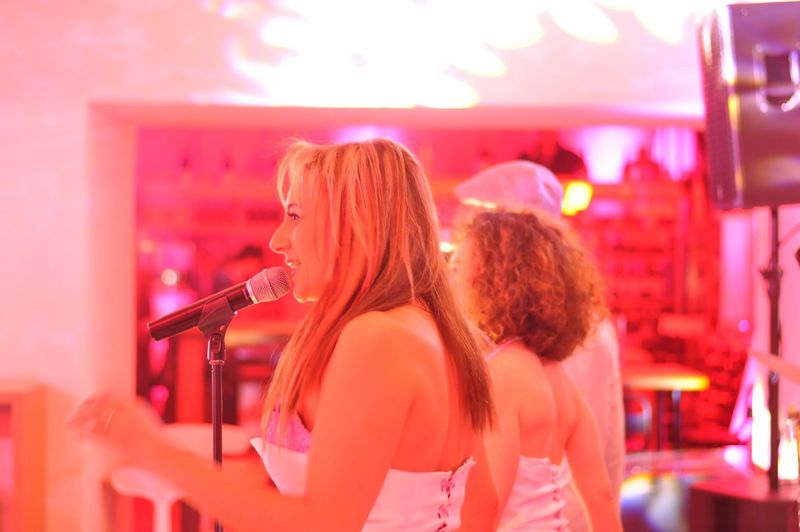 Chanteuse et chanteur live pour mariage et événementiel à St Tropez