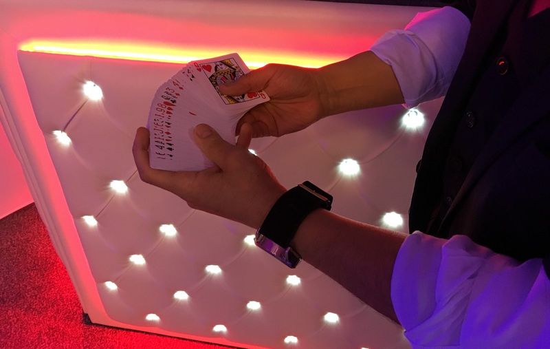 Magicien close up pour événementiel et mariage à Marseille