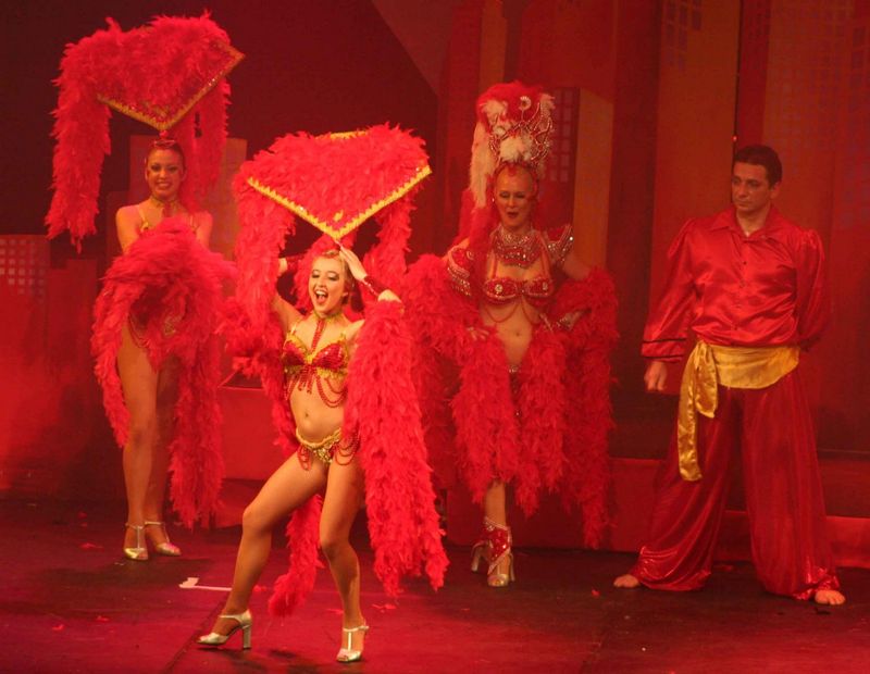 Revue cabaret strass et paillettes pour soirée événementielle à Marseille