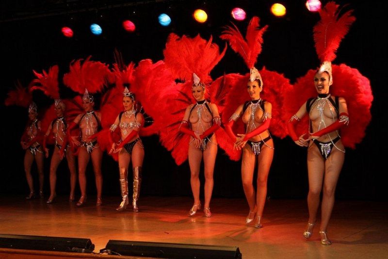 danseuse de cabaret strass plumes et paillettes pour soirée événementielle à Marseille