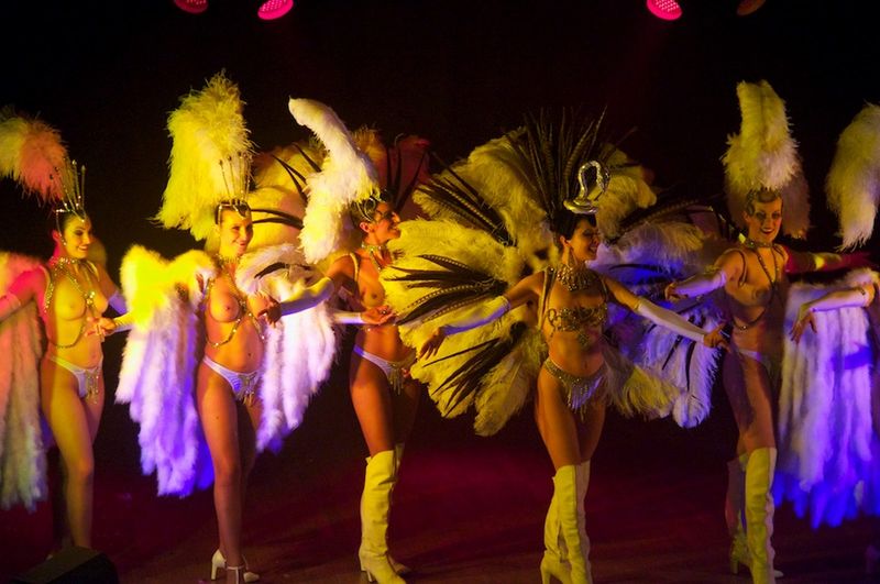 Revue cabaret strass plume et paillette pour événementiel à Monaco