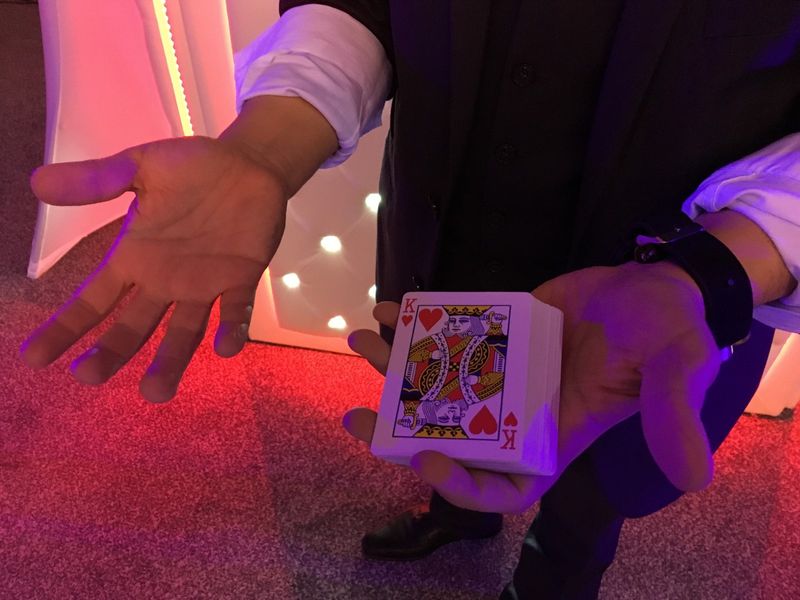 Magicien close up mentaliste pour événementiel et mariage à Cannes