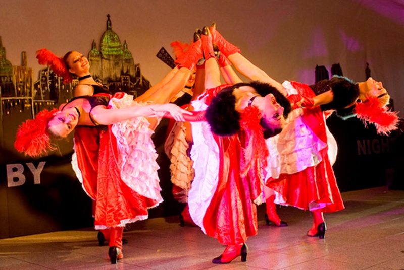 Danseuse de revue plume et paillette pour soirée événementielle à St Tropez
