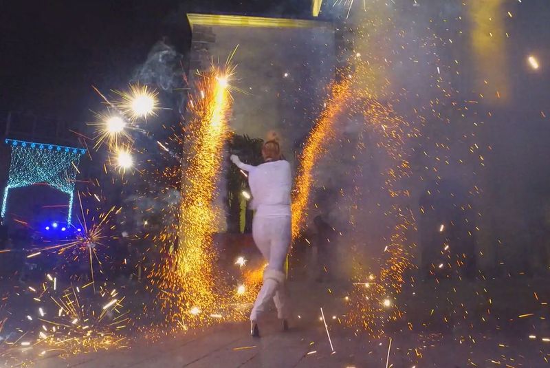 La Féerie de Noël parade de Noël déambulatoire  sous lumière noire à Bandol