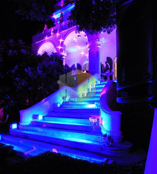 location de projecteur led sur batterie pour l organisation d'événement a cannes 06