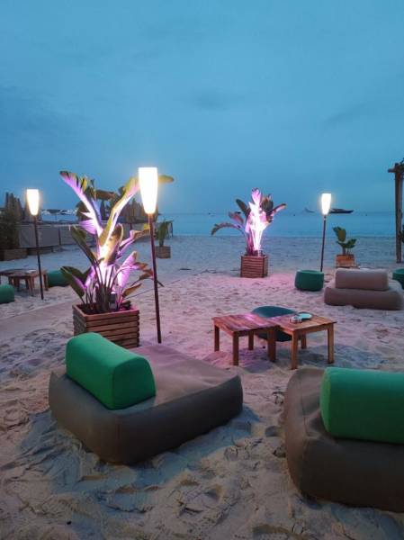 Décoration lumineuse avec luminaire led sur batterie sur les plages de st tropez dans le 83